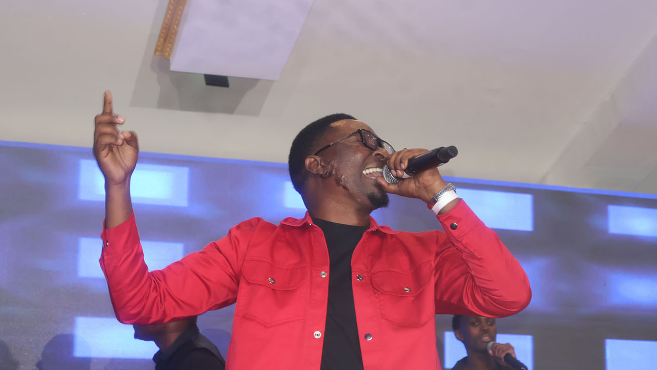 Sphiwo Ndoni singing his lungs out at the event.